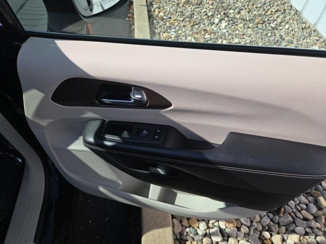 Photo of 2022 Brilliant Black Crystal Pearlcoat Chrysler Voyager