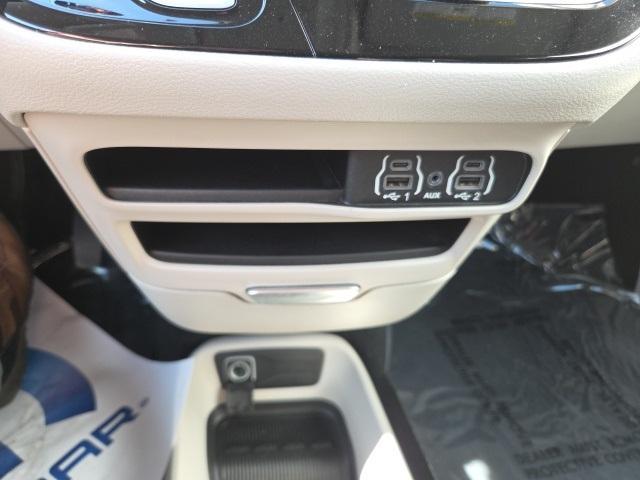 Photo of 2022 Brilliant Black Crystal Pearlcoat Chrysler Voyager