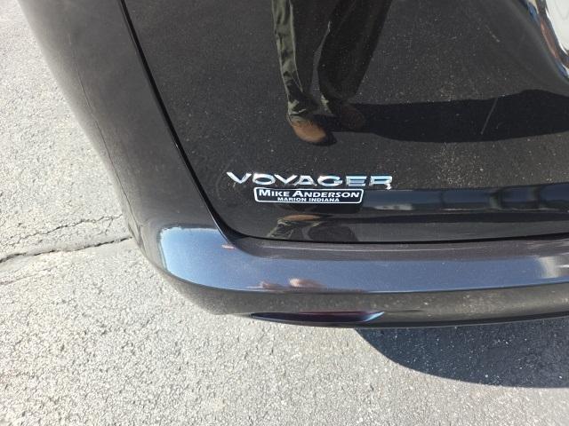 Photo of 2022 Brilliant Black Crystal Pearlcoat Chrysler Voyager