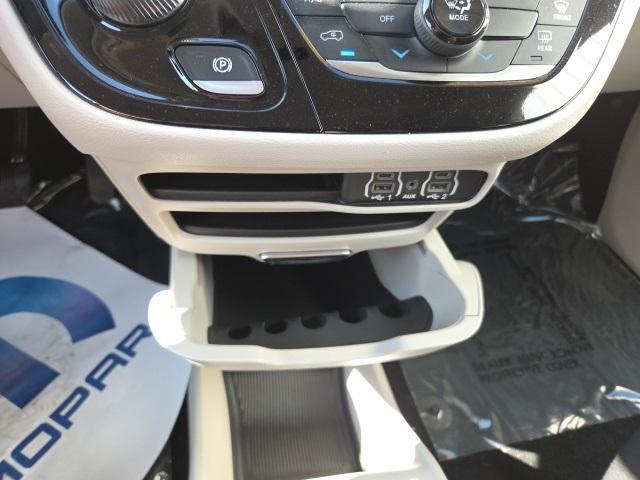 Photo of 2022 Brilliant Black Crystal Pearlcoat Chrysler Voyager