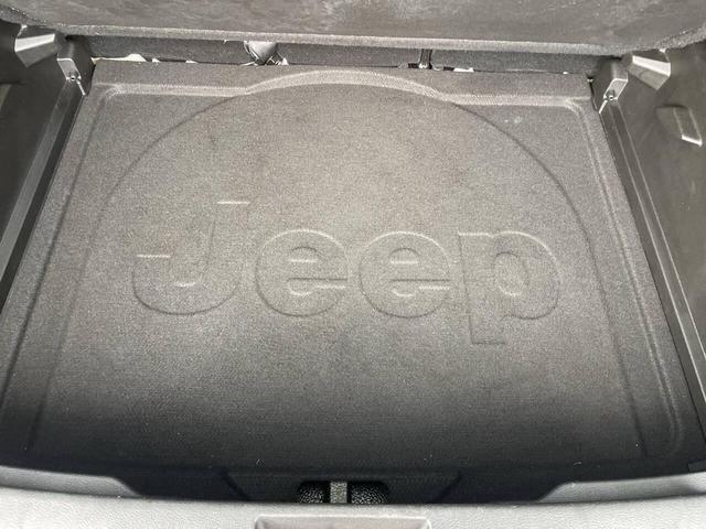 Photo of 2018 White Jeep Renegade