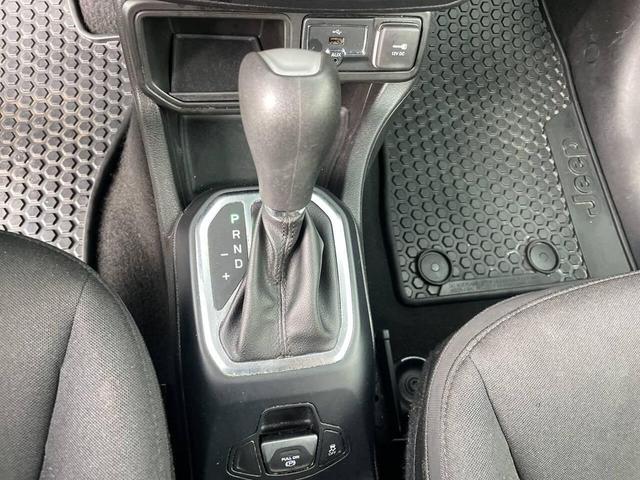 Photo of 2018 White Jeep Renegade