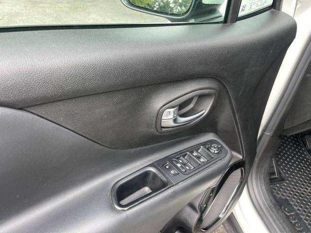 Photo of 2018 White Jeep Renegade