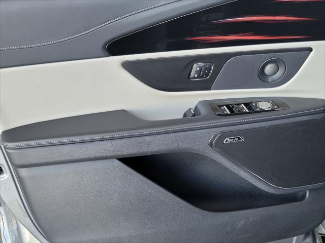 Photo of 2024 Lustrous Gray Metallic Clearcoat Lincoln Nautilus