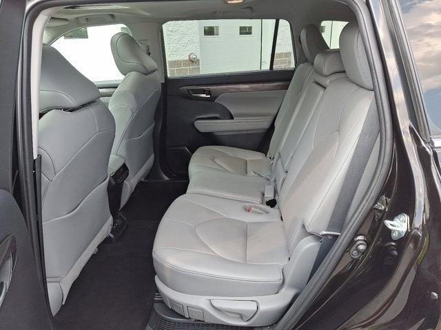 Photo of 2021 Opulent Amber Toyota Highlander Hybrid