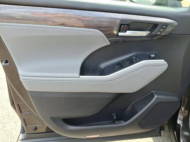 Photo of 2021 Opulent Amber Toyota Highlander Hybrid