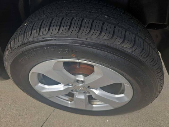 Photo of 2018 Granite Crystal Metallic Clearcoat Jeep Compass