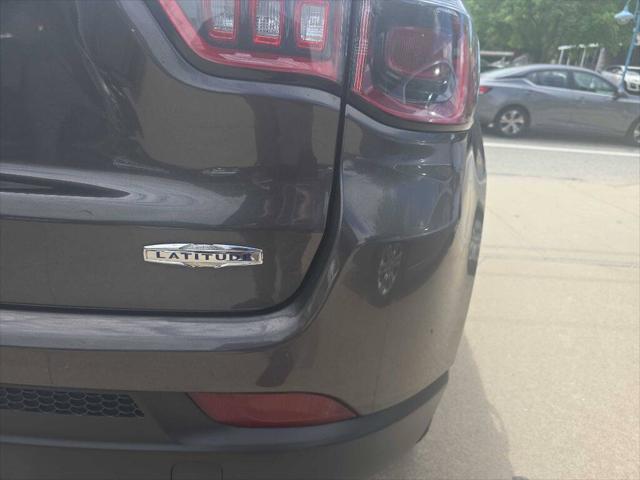 Photo of 2018 Granite Crystal Metallic Clearcoat Jeep Compass