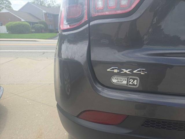 Photo of 2018 Granite Crystal Metallic Clearcoat Jeep Compass