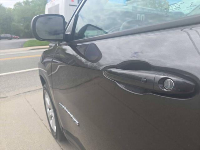 Photo of 2018 Granite Crystal Metallic Clearcoat Jeep Compass