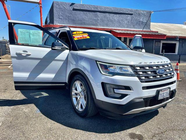 Photo of 2017 White Ford Explorer