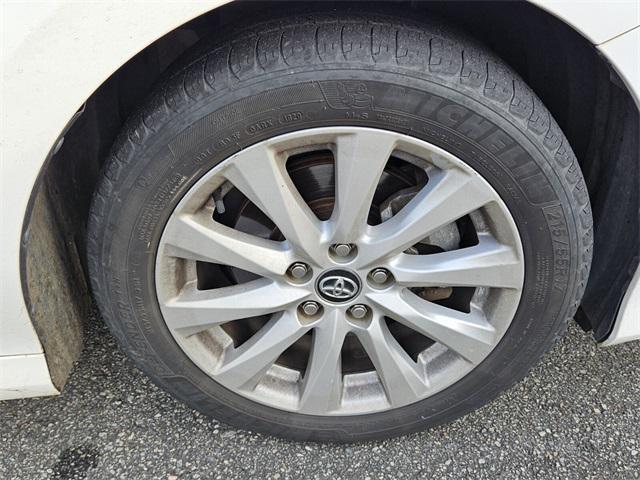 Photo of 2020 Super White Toyota Camry