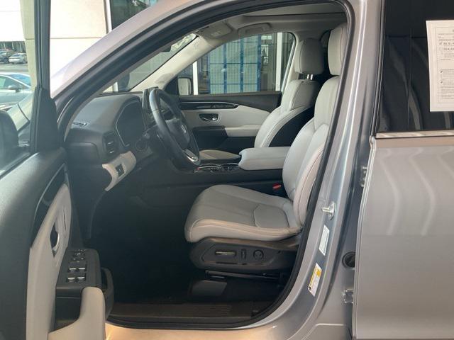 Photo of 2023 Lunar Silver Metallic Honda Pilot