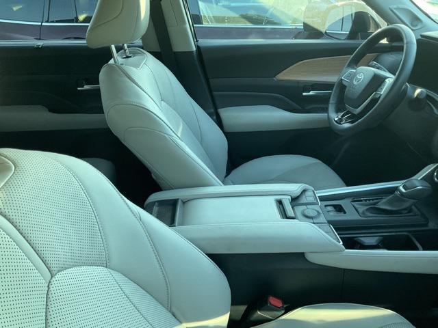 Photo of 2024 Midnight Black Metallic Toyota Grand Highlander