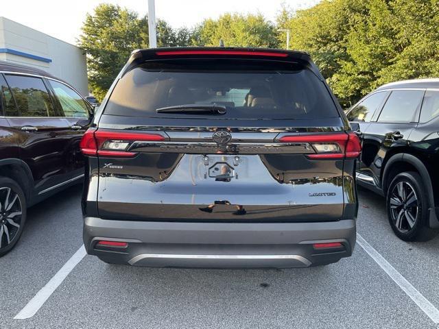 Photo of 2024 Midnight Black Metallic Toyota Grand Highlander