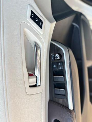 Photo of 2021 White Toyota Sienna