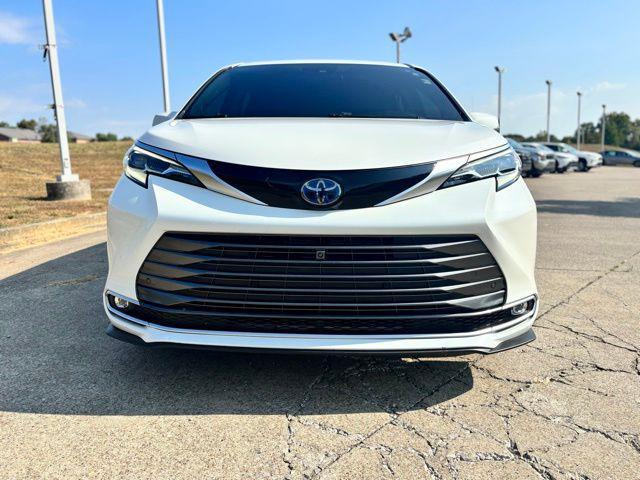 Photo of 2021 White Toyota Sienna