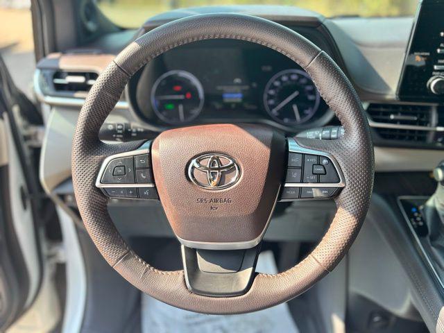 Photo of 2021 White Toyota Sienna