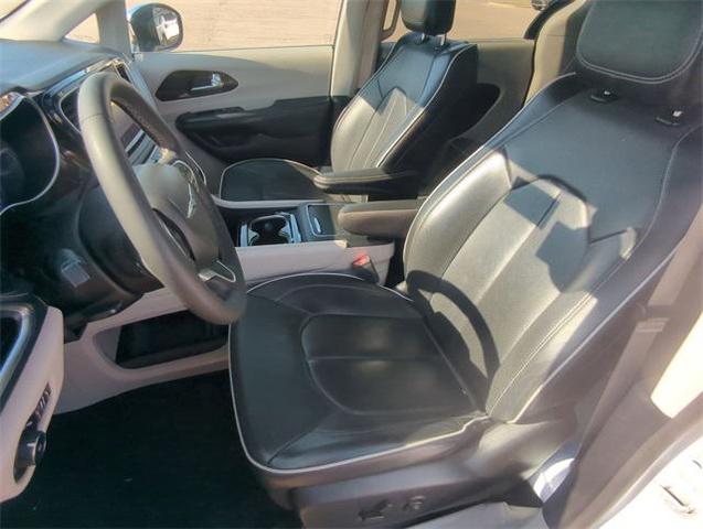 Photo of 2023 Bright White Clearcoat Chrysler Pacifica