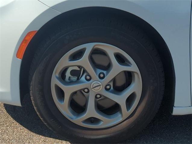 Photo of 2023 Bright White Clearcoat Chrysler Pacifica