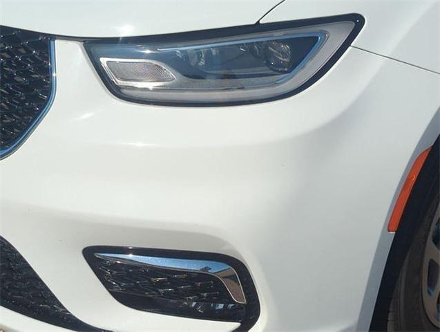 Photo of 2023 Bright White Clearcoat Chrysler Pacifica