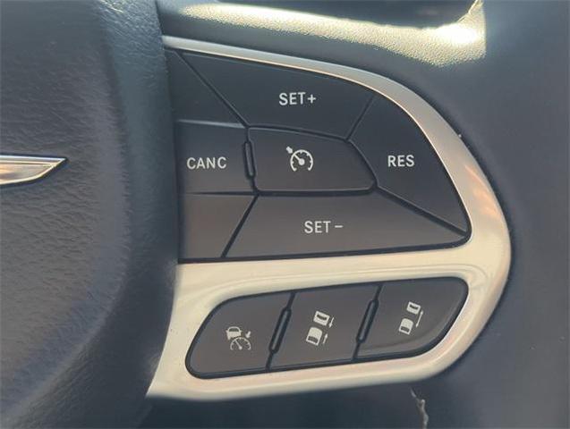 Photo of 2023 Bright White Clearcoat Chrysler Pacifica