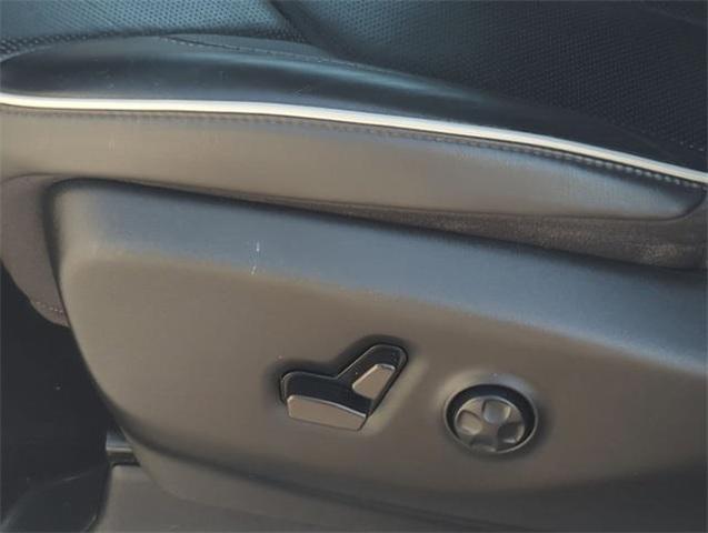 Photo of 2023 Bright White Clearcoat Chrysler Pacifica
