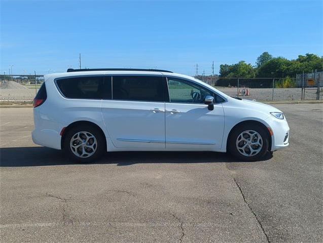 Photo of 2023 Bright White Clearcoat Chrysler Pacifica