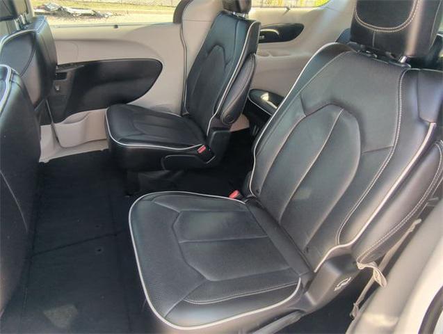 Photo of 2023 Bright White Clearcoat Chrysler Pacifica