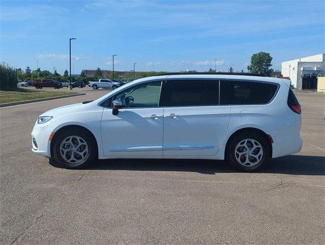 Photo of 2023 Bright White Clearcoat Chrysler Pacifica