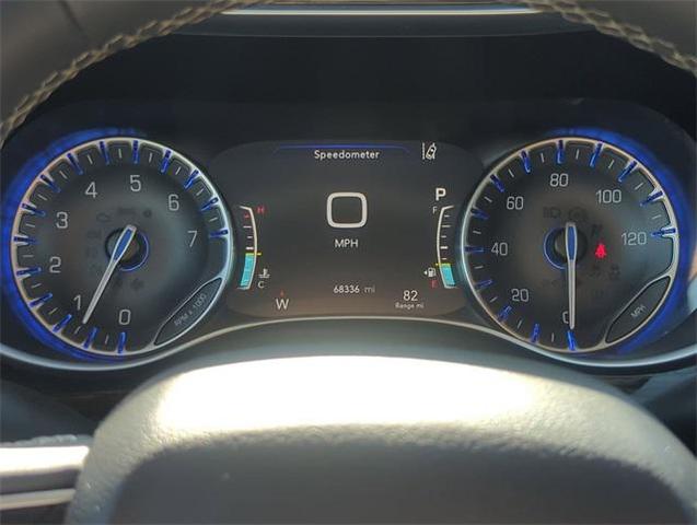 Photo of 2023 Bright White Clearcoat Chrysler Pacifica