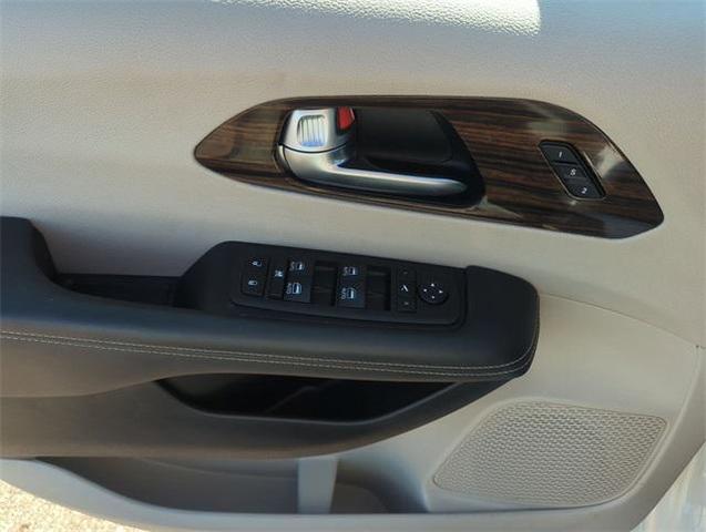 Photo of 2023 Bright White Clearcoat Chrysler Pacifica