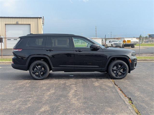 Photo of 2025 Diamond Black Crystal Pearl-Coat Exterior Paint Jeep Grand Cherokee