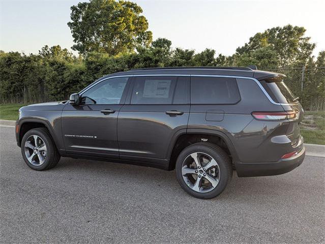 Photo of 2025 Baltic Gray Metallic Clear-Coat Exterior Paint Jeep Grand Cherokee