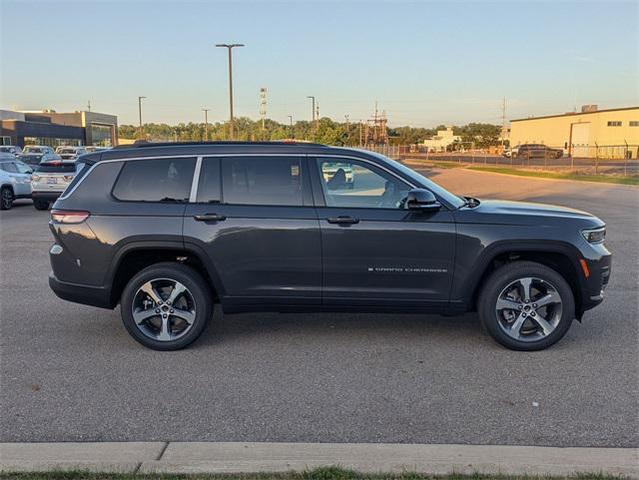 Photo of 2025 Baltic Gray Metallic Clear-Coat Exterior Paint Jeep Grand Cherokee