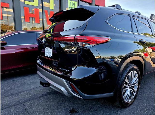 Photo of 2021 Midnight Black Metallic Toyota Highlander Hybrid