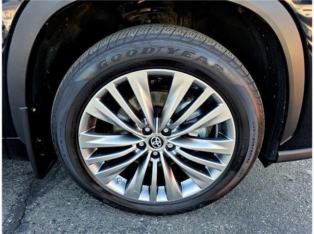 Photo of 2021 Midnight Black Metallic Toyota Highlander Hybrid