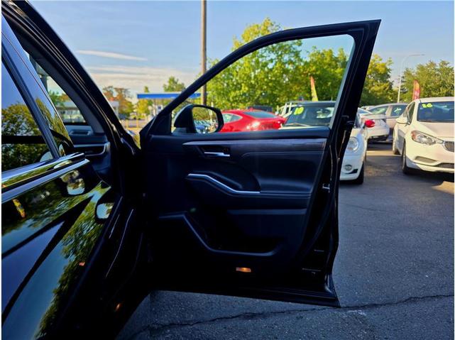Photo of 2021 Midnight Black Metallic Toyota Highlander Hybrid