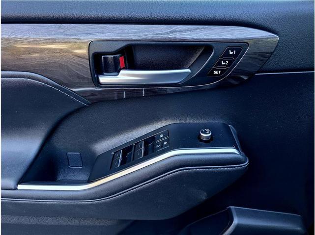 Photo of 2021 Midnight Black Metallic Toyota Highlander Hybrid