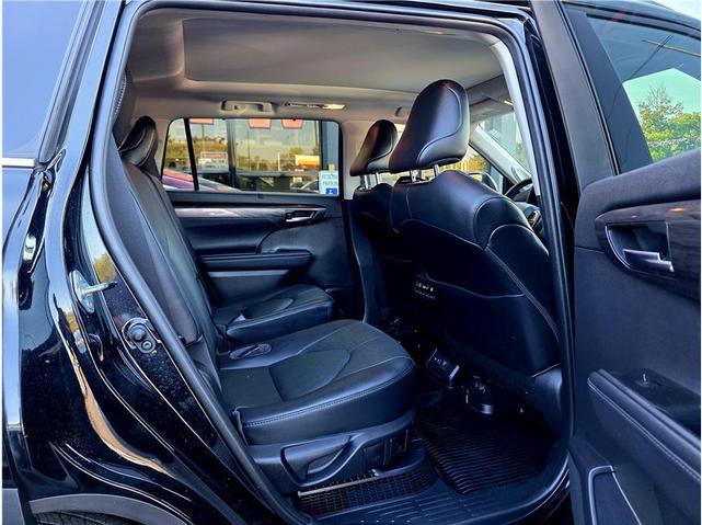 Photo of 2021 Midnight Black Metallic Toyota Highlander Hybrid