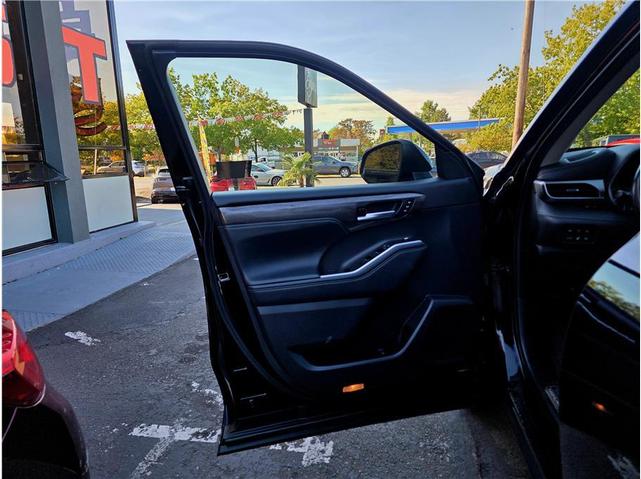 Photo of 2021 Midnight Black Metallic Toyota Highlander Hybrid