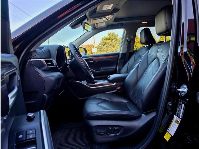 Photo of 2021 Midnight Black Metallic Toyota Highlander Hybrid