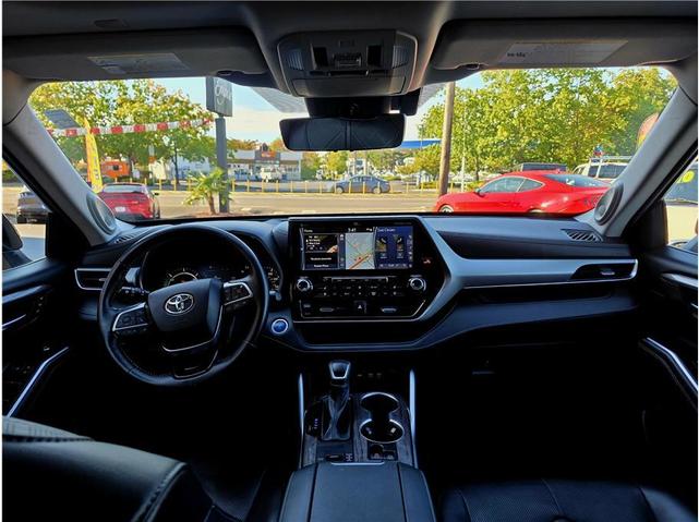 Photo of 2021 Midnight Black Metallic Toyota Highlander Hybrid