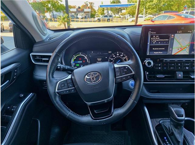 Photo of 2021 Midnight Black Metallic Toyota Highlander Hybrid
