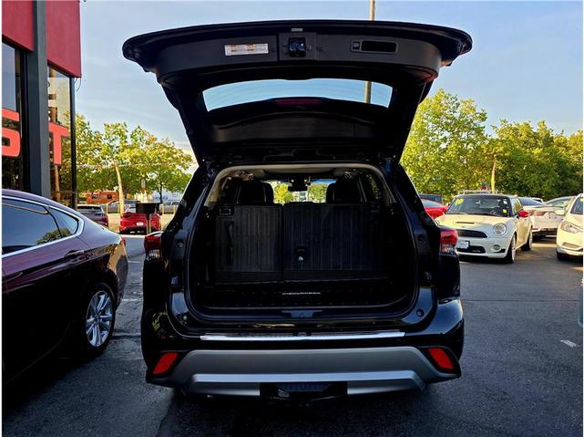 Photo of 2021 Midnight Black Metallic Toyota Highlander Hybrid