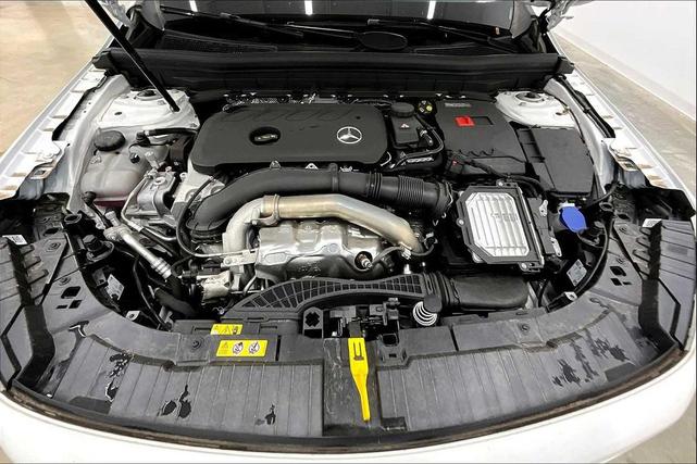 Photo of 2025 Polar White Mercedes-Benz GLB 250