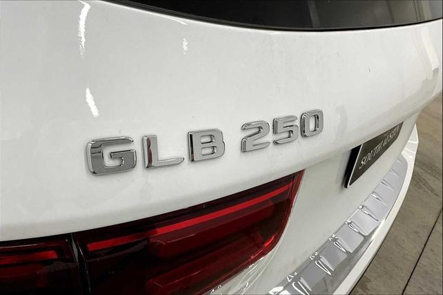Photo of 2025 Polar White Mercedes-Benz GLB 250