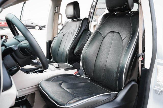 Photo of 2022 Silver Mist Clearcoat Chrysler Pacifica