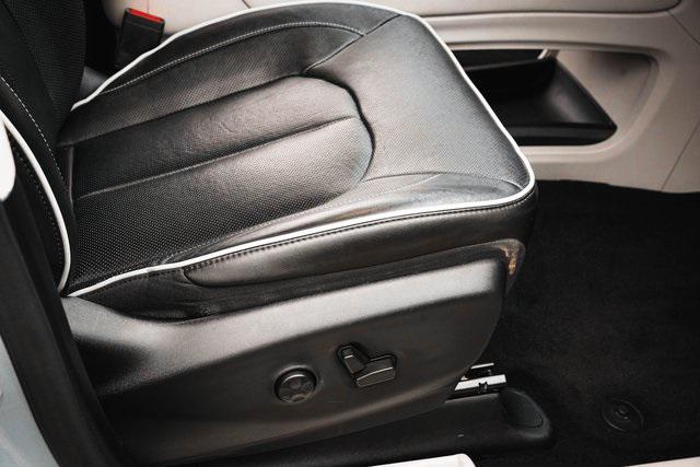 Photo of 2022 Silver Mist Clearcoat Chrysler Pacifica