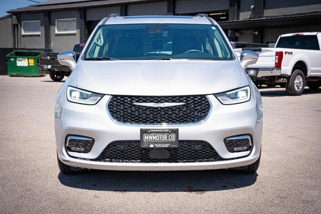 Photo of 2022 Silver Mist Clearcoat Chrysler Pacifica